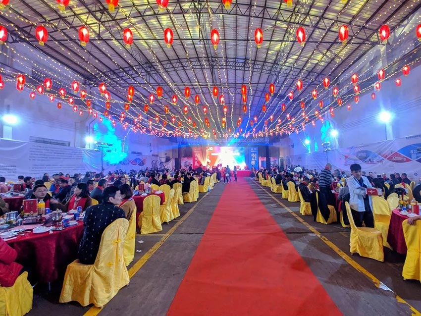 “黨領(lǐng)合作共發(fā)展 眾聚匠心鑄品牌”萬(wàn)達(dá)業(yè)主題年會(huì)隆重舉行