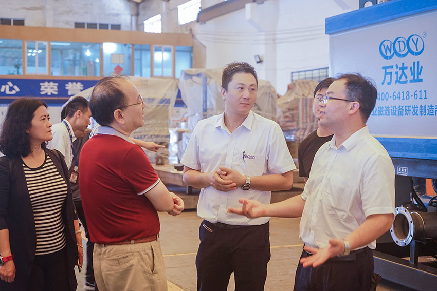 萬(wàn)達(dá)業(yè)貿(mào)易公司總經(jīng)理杜國(guó)威在車間現(xiàn)場(chǎng)介紹產(chǎn)品